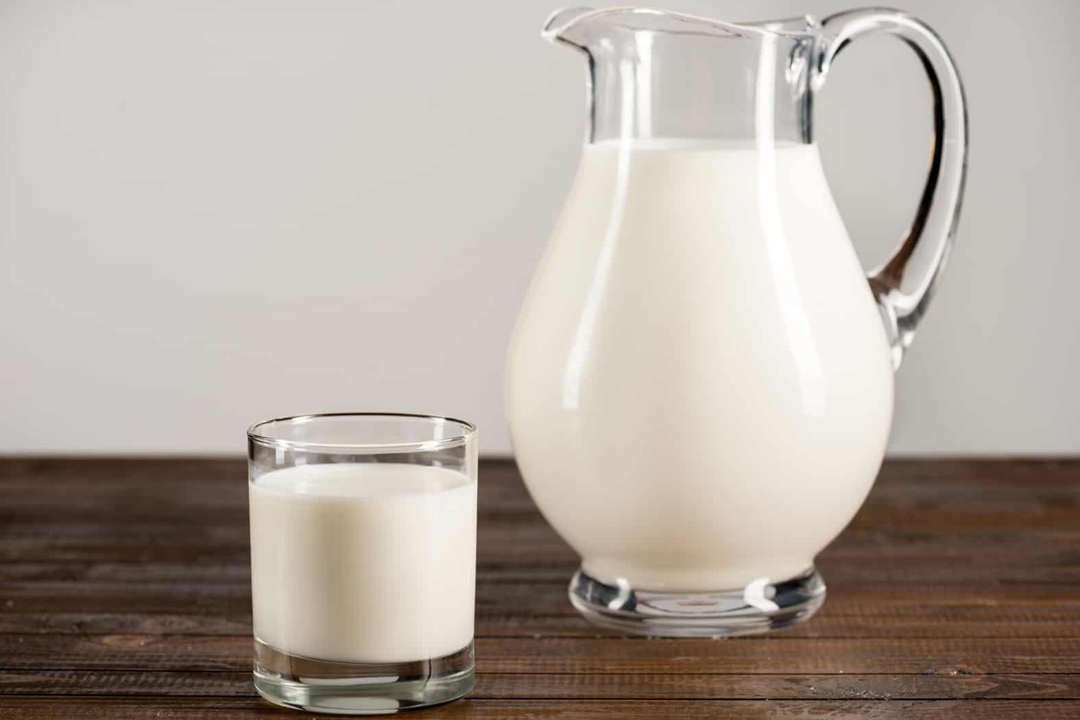 Покажи картинку молока. Молоко. Молоко фото. Кувшин с молоком. Кефир в кувшине.