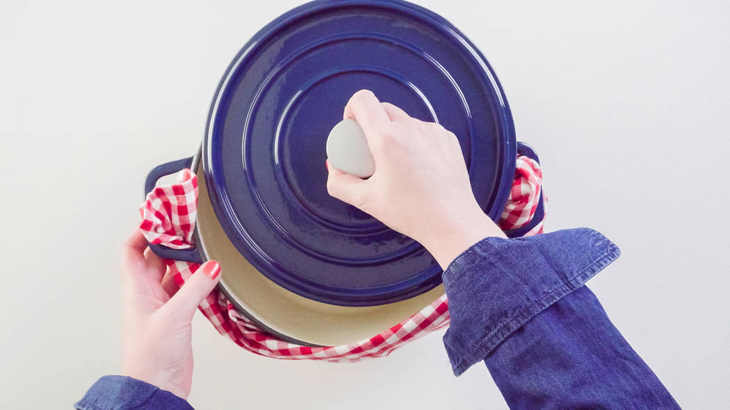 LAVA 5 Quarts Cast Iron Dutch Oven: Multipurpose Stylish Oval Shape Dutch  Oven Pot with Glossy Sand-Colored Three Layers of Enamel Coated Interior